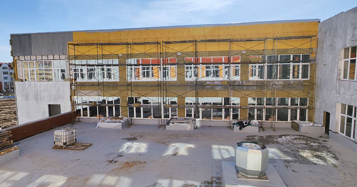 Строительство новой школы в Дзержинском районе Ярославля существенно отстало от графика_237070