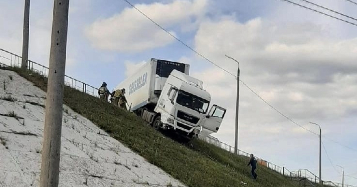 В Ярославле грузовик чуть не упал с Суринского путепровода_216981