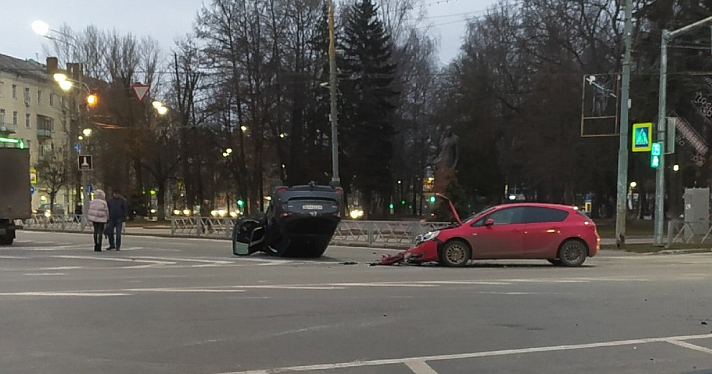 На Юбилейной площади в Ярославле после ДТП перевернулся автомобиль