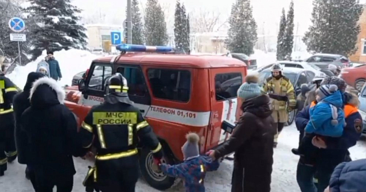 В Ярославле пожарные поздравили детей с Новым годом в образе Деда Мороза