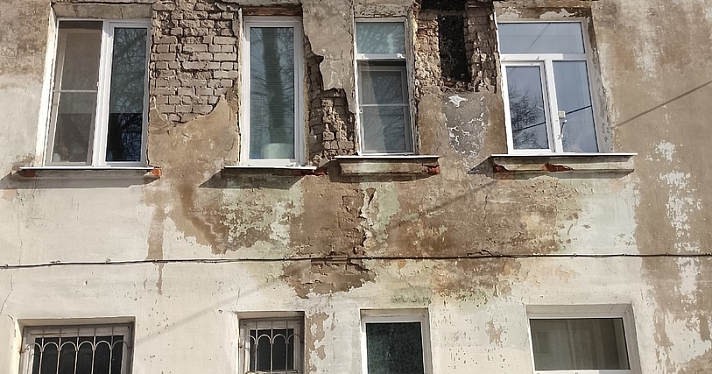 В Ярославле из-за протечек крыши обвалился фасад жилого дома_236076
