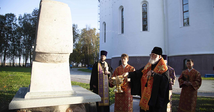 В Ярославле на валунах из фундамента Успенского собора установили поклонный крест_253212