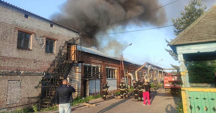 Тушили около 12 часов: в Ярославской области горела мебельная фабрика_241549