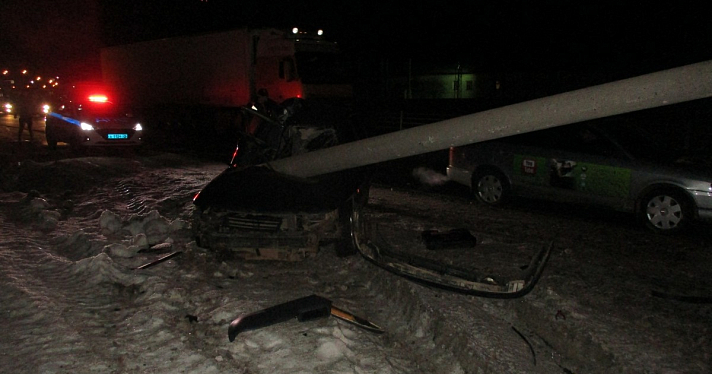 В Ярославской области погиб молодой пассажир автомобиля, врезавшегося в столб_231771