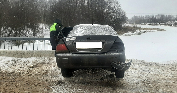 В Ярославской области легковушка едва не упала с моста_258554