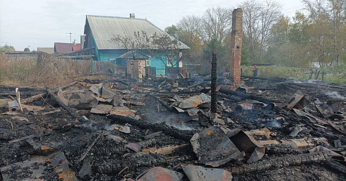В Ярославской области сгорели три дома и автомобиль_252898