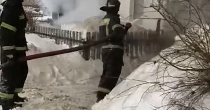 Загорелся двухэтажный дом: ярославцев напугал столб дыма за «Глобусом»_265135