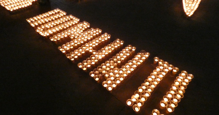 «Помним»: сотни ярославцев одновременно зажгли тысячи свечей в память о павших за Родину_243978