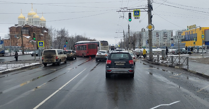 В Ярославле при столкновении маршрутки и туристического автобуса пострадал ребенок_236509