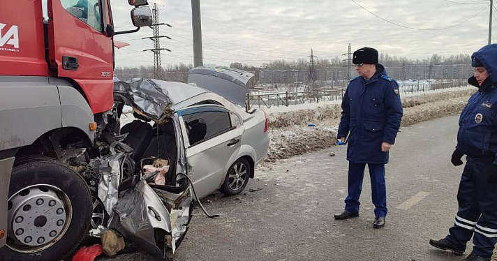 Тягач вылетел на встречку и смял легковушку: в Ярославле на окружной дороге произошло смертельное ДТП_262490