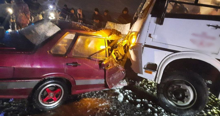 В полиции рассказали подробности аварии автобуса и легковушки под Ярославлем_258403