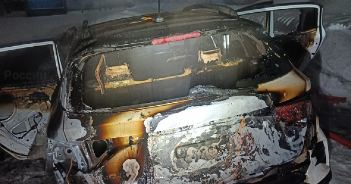 За ночь в Ярославле сгорели два легковых автомобиля _265761