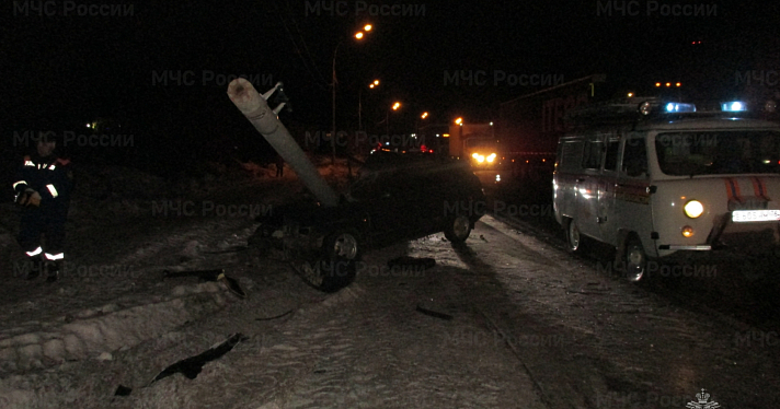 В Ярославской области погиб молодой пассажир автомобиля, врезавшегося в столб_231767