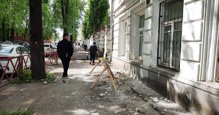 В Ярославле с крыши поликлиники рухнул кусок бетона. Фото_213427