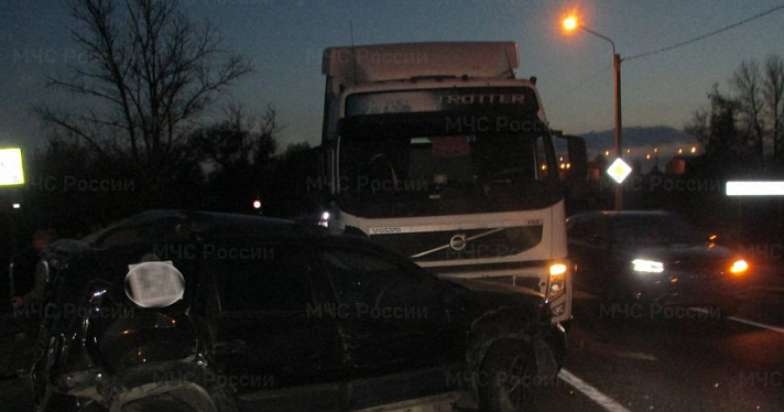 В Ярославской области произошло тройное ДТП с фурой