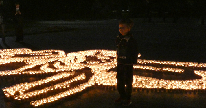 «Помним»: сотни ярославцев одновременно зажгли тысячи свечей в память о павших за Родину_243979