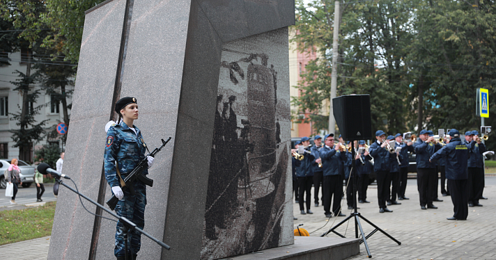 В сквере на улице Чайковского открыли памятник с коллажами из семи тысяч фотографий, собранных ярославцами_250559
