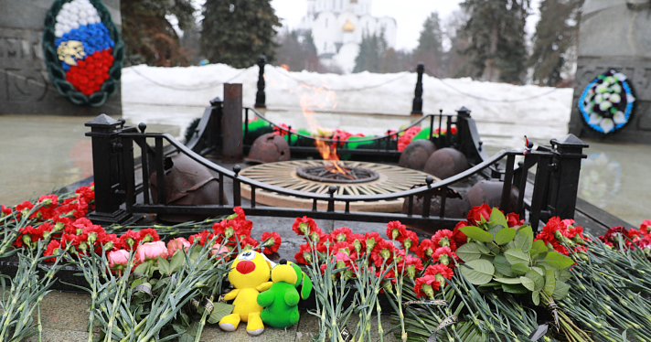 Ярославль скорбит: горожане несут цветы и игрушки в память о погибших при теракте в Подмосковье_267977