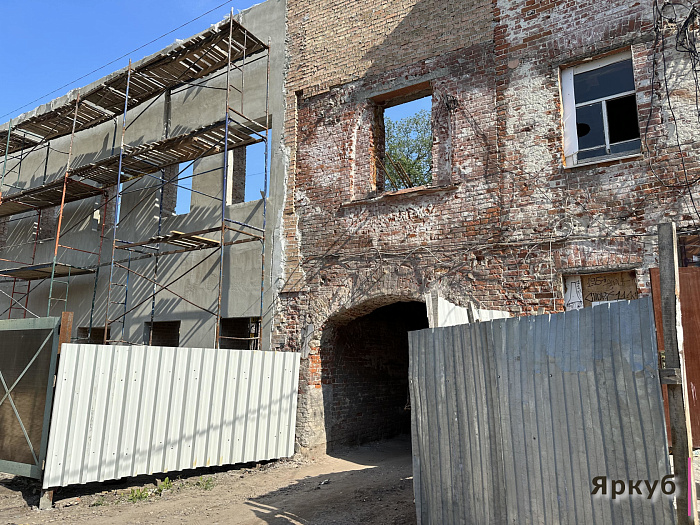 Руины реконструкции: в центре Ярославля памятник XVIII века лишился стен