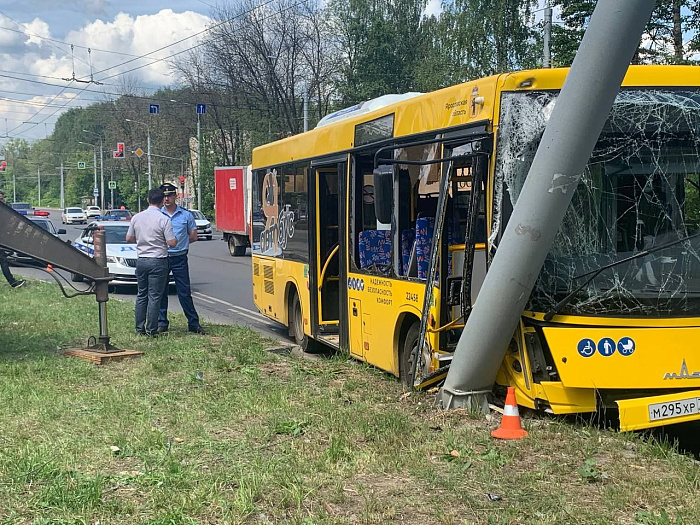 «Разогнался и внезапно свернул в сторону»: очевидцы рассказали подробности ДТП с участием автобуса в Ярославле