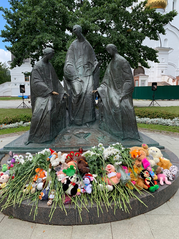 Сотни человек пришли в Ярославле почтить память детей, погибших на Донбассе
