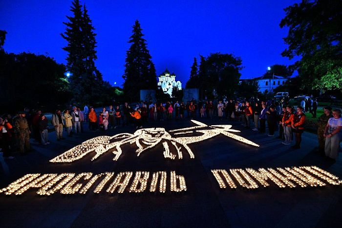«Помним»: сотни ярославцев одновременно зажгли тысячи свечей в память о павших за Родину