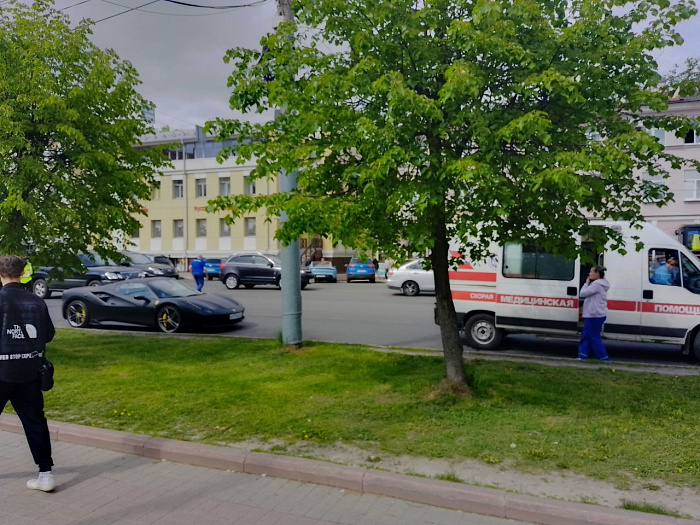 Итальянский спорткар подрезал «Газель» скорой помощи на улице Свободы в Ярославле