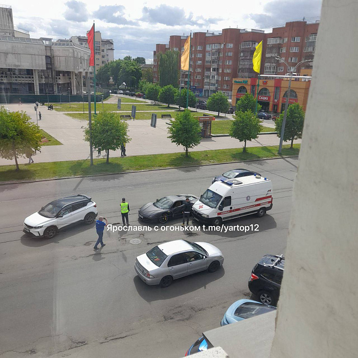 Итальянский спорткар подрезал «Газель» скорой помощи на улице Свободы в Ярославле
