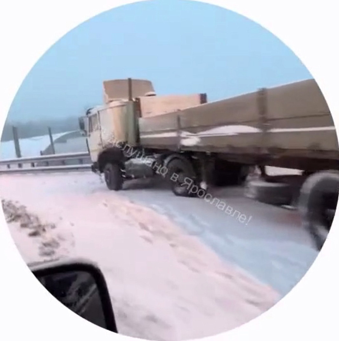 В Ярославской области водитель фуры снес дорожные столбики на М-8