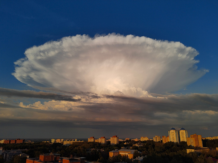 Пришельцы или гриб над городом: ТОП-10 фотографий красоты, украсившей небо над Ярославлем в выходные