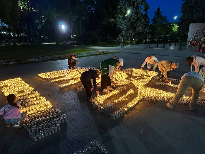 «Помним»: сотни ярославцев одновременно зажгли тысячи свечей в память о павших за Родину