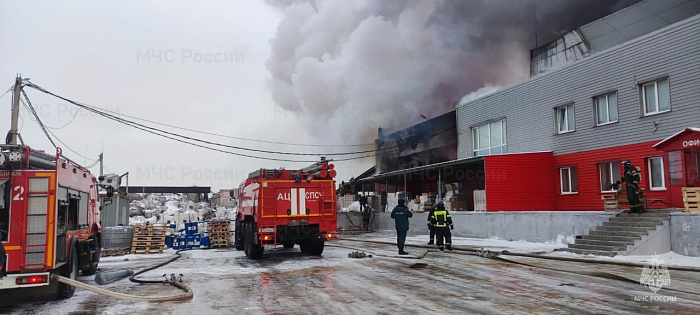 В Ярославле в промзоне горит здание