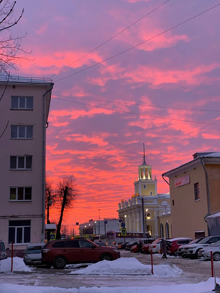 Ярославцы засняли малиновый рассвет над городом