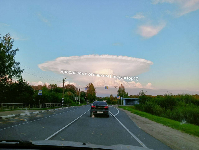 Пришельцы или гриб над городом: ТОП-10 фотографий красоты, украсившей небо над Ярославлем в выходные
