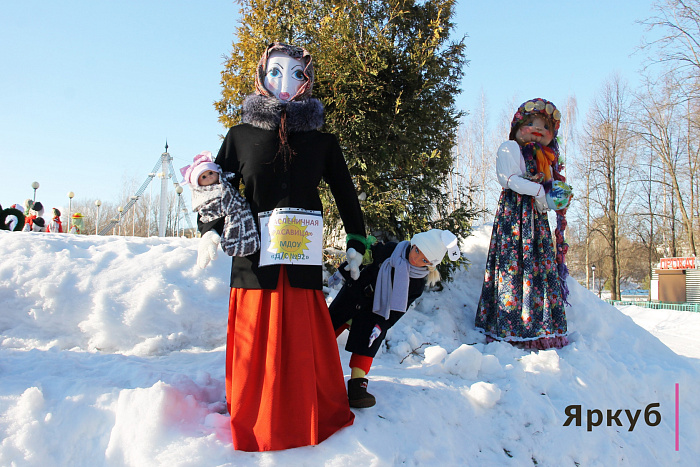 Две сотни кукол выстроились в парке: ТОП-10 работ с масленичной выставки в Ярославле